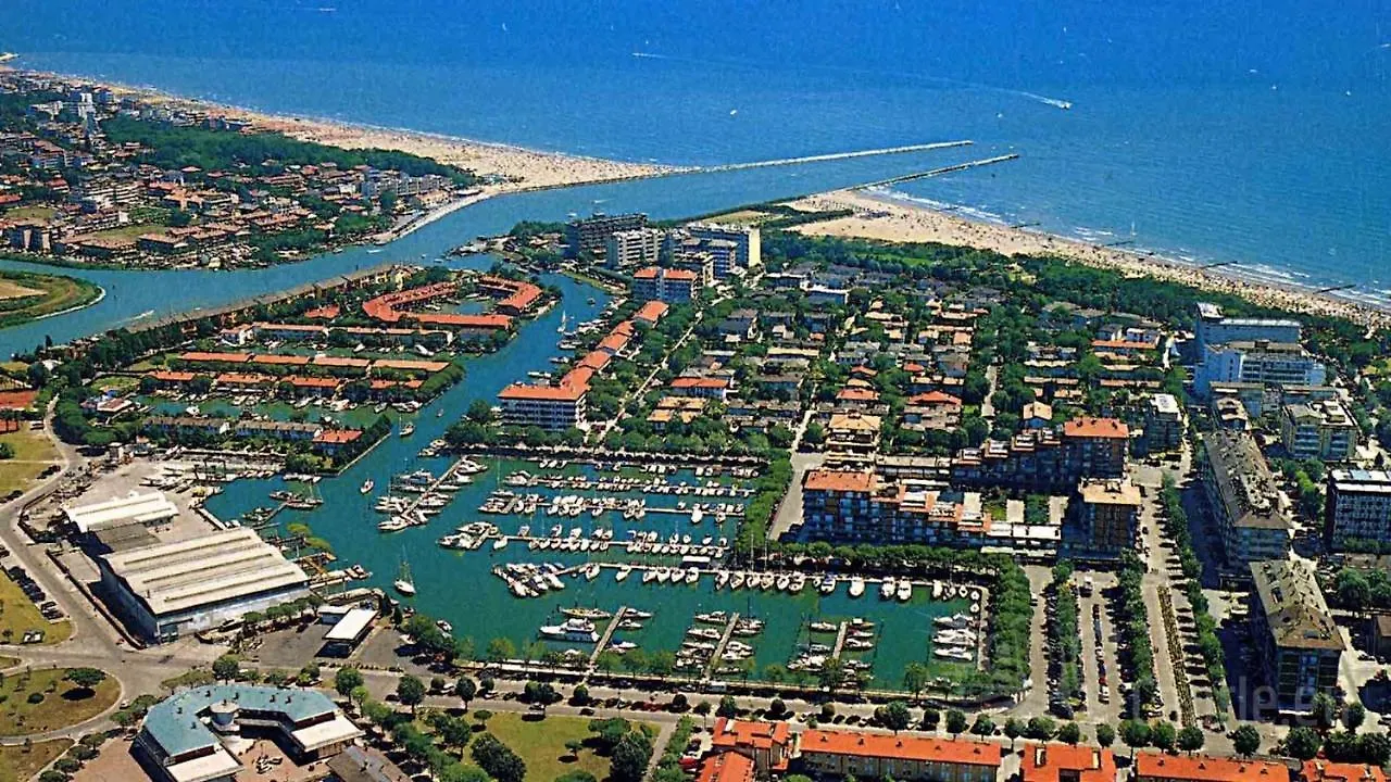 Flat With Shared Pool, Lift, For 4 Guests-Beahost Apartment Porto Santa Margherita di Caorle Italy