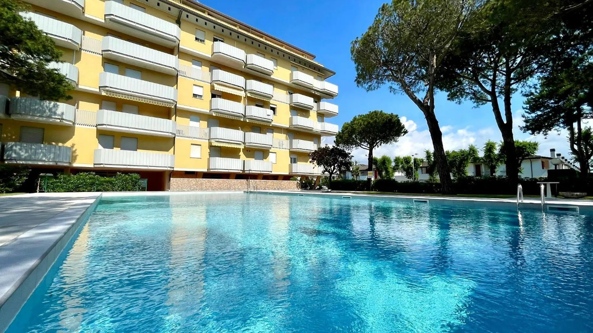 Flat With Shared Pool, Lift, For 4 Guests-Beahost location